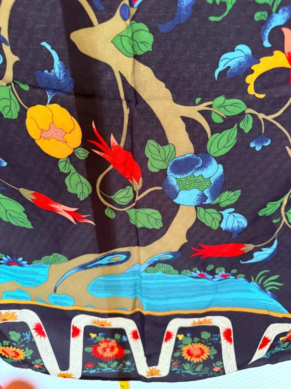 BLACK METROPOLITAN MUSEUM OF ART SILK SCARF "TREE OF LIFE" - Picture 4 of 8